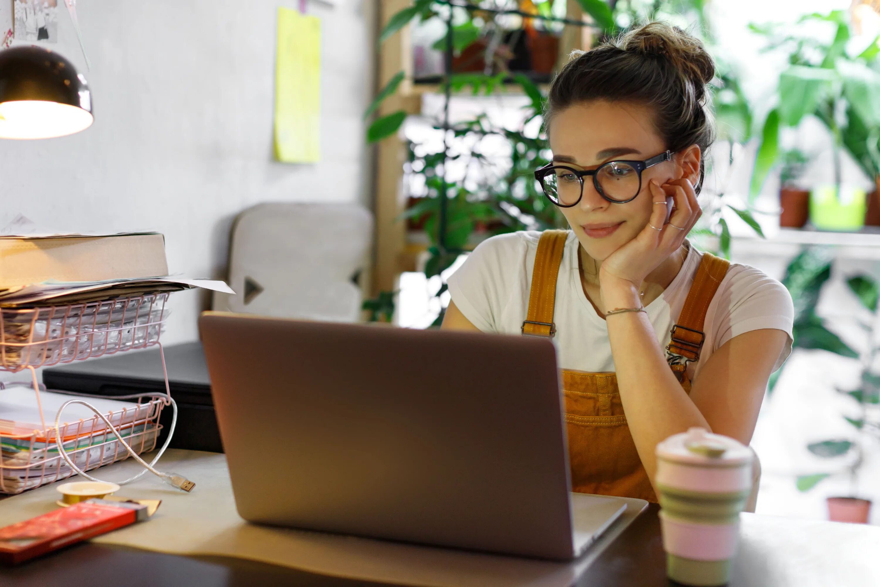 Student working day. Девушка с ноутбуком. Интернет маркетолог девушка. Девушка маркетолог. Работа за компьютером.