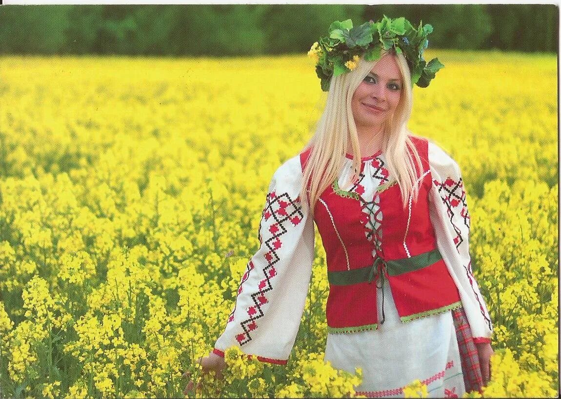Белорусский национальный костюм. Белорусские девушки. Белорусский национальный костюм женский. Девушка в национальном костюме Беларусь.