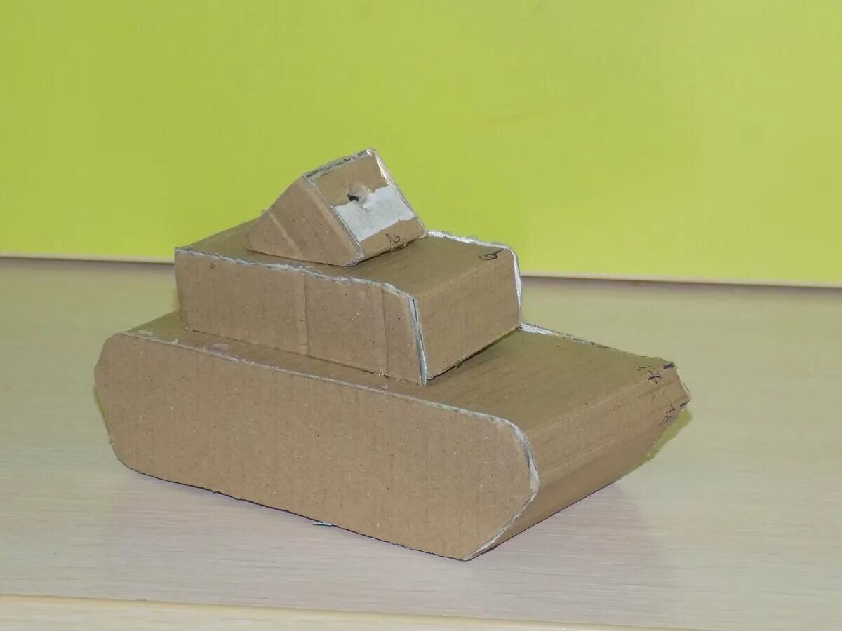 Большой танк из картона своими руками. Танк т-34 из коробок. танк из спичечных коробков на 23 февраля для детей. картонный танк т 34. танк из картона.