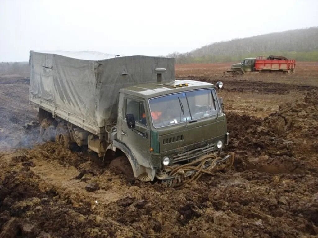 Камазы 4310 видео. Камаз 5410 в грязи. камаз 4310 застрял в грязи. грузовик камаз на бездорожье. камаз 43118 увяз в грязи.