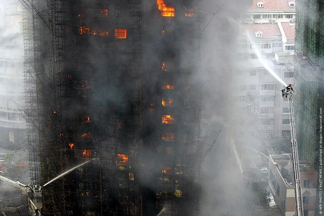 Тушение пожара в жилых зданиях мчс. Пожар в Шанхай, жилой комплекс, 2010 год. Тушение высотных зданий. Тушение пожаров в высотных зданиях. Тушение пожара в многоэтажном доме.