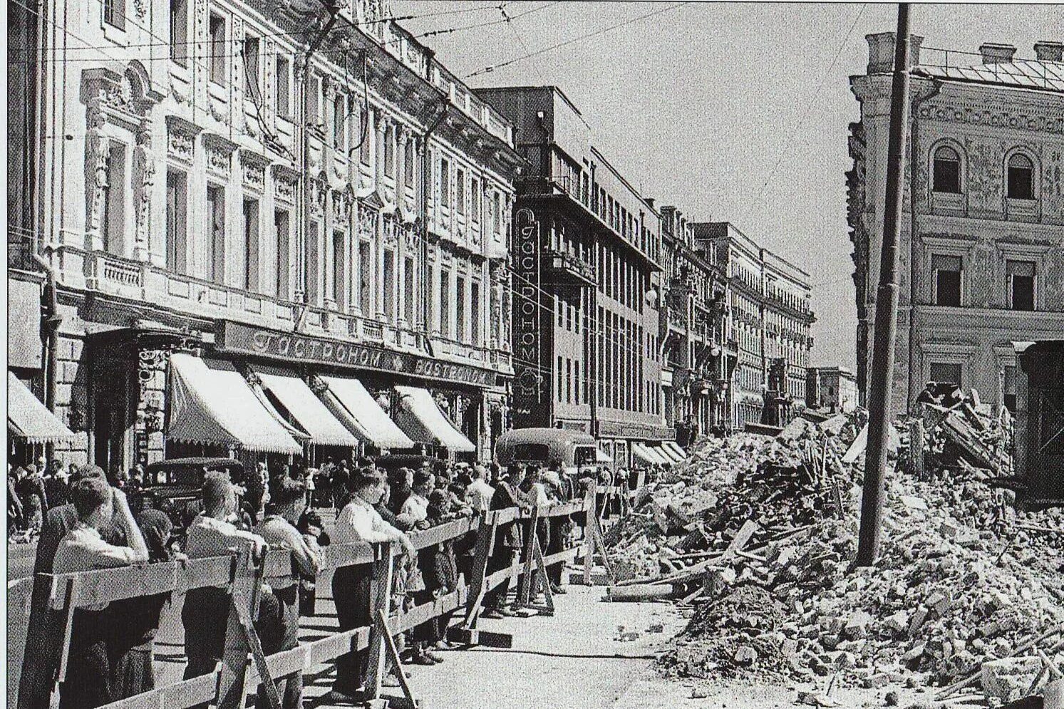 Передвижение зданий. Перенос домов на Тверской улице 1935. Передвигали здания на Тверской в Москве. Расширение Тверской улицы. Перенос домов на Тверской улице.