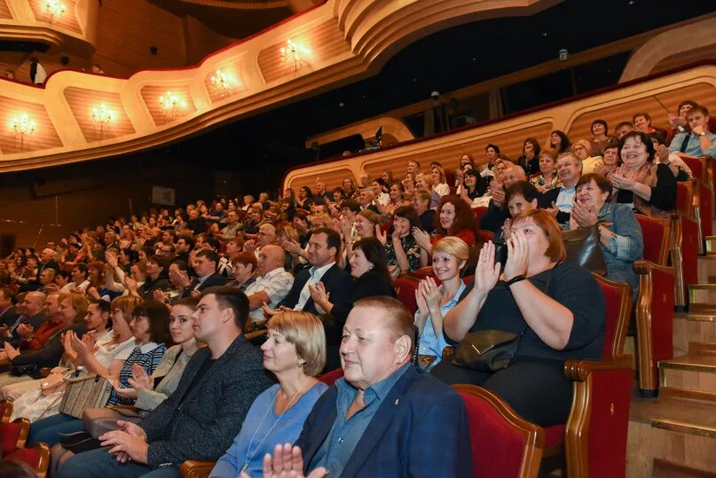 Сайт театра боброва кемерово. Театр имени Боброва Кемерово. Музыкальный театр Кемерово. Музыкальный театр Кузбасса Кемерово. Театр оперетты Кемерово.