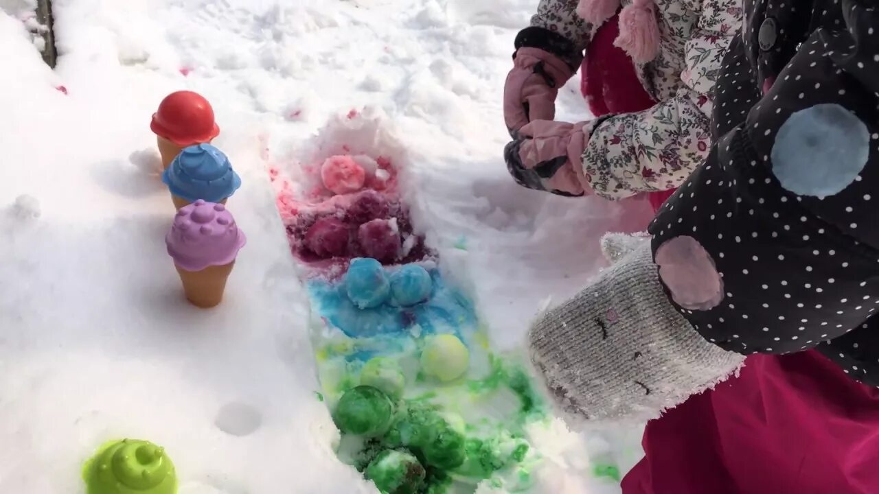 Морозит снег. Мороженое из снега. снежное мороженое. сладости из снега. снег из мороженого.