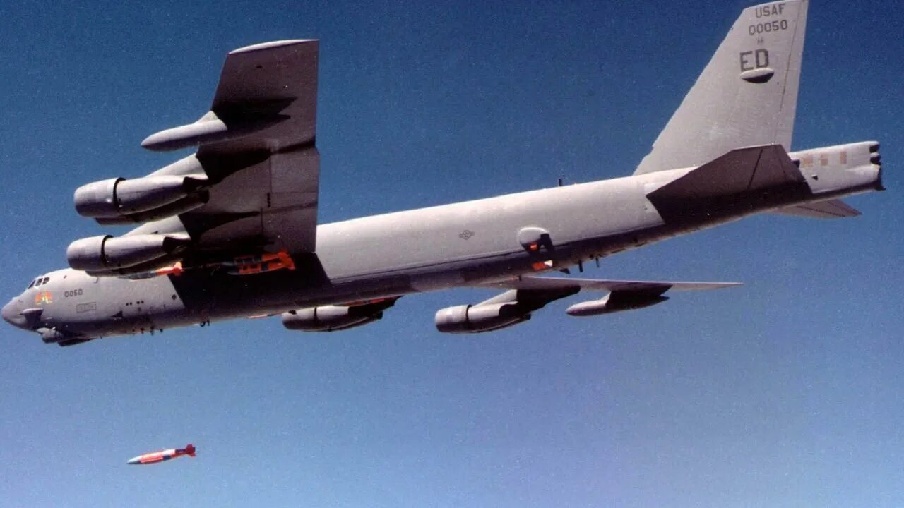 52 a b 2. Boeing b-52 Stratofortress. GBU-31. GBU-31 JDAM. Противобункерная бомба GBU-57.