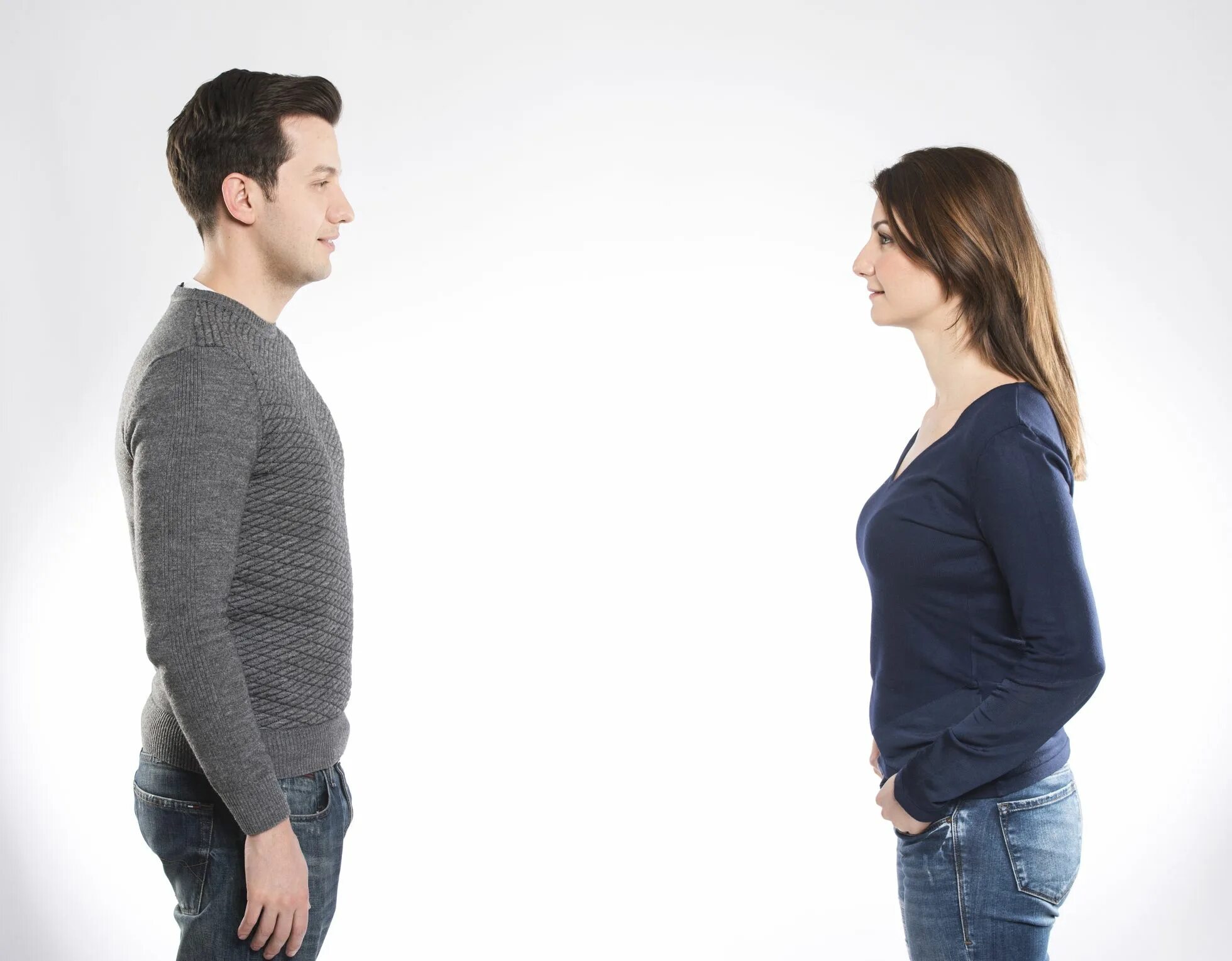 Looking at each other. Мужчина и женщина стоят напротив друг друга. Парень стоит напротив девушки. Парень и девушка стоят напротив друг друга. Мужчина стоит напротив женщины.