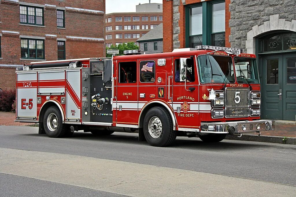 Fire truck police car. Американская пожарная машина. Американская пожарная часть. Американская пожарная машина внутри. Американская пожарная машина название.