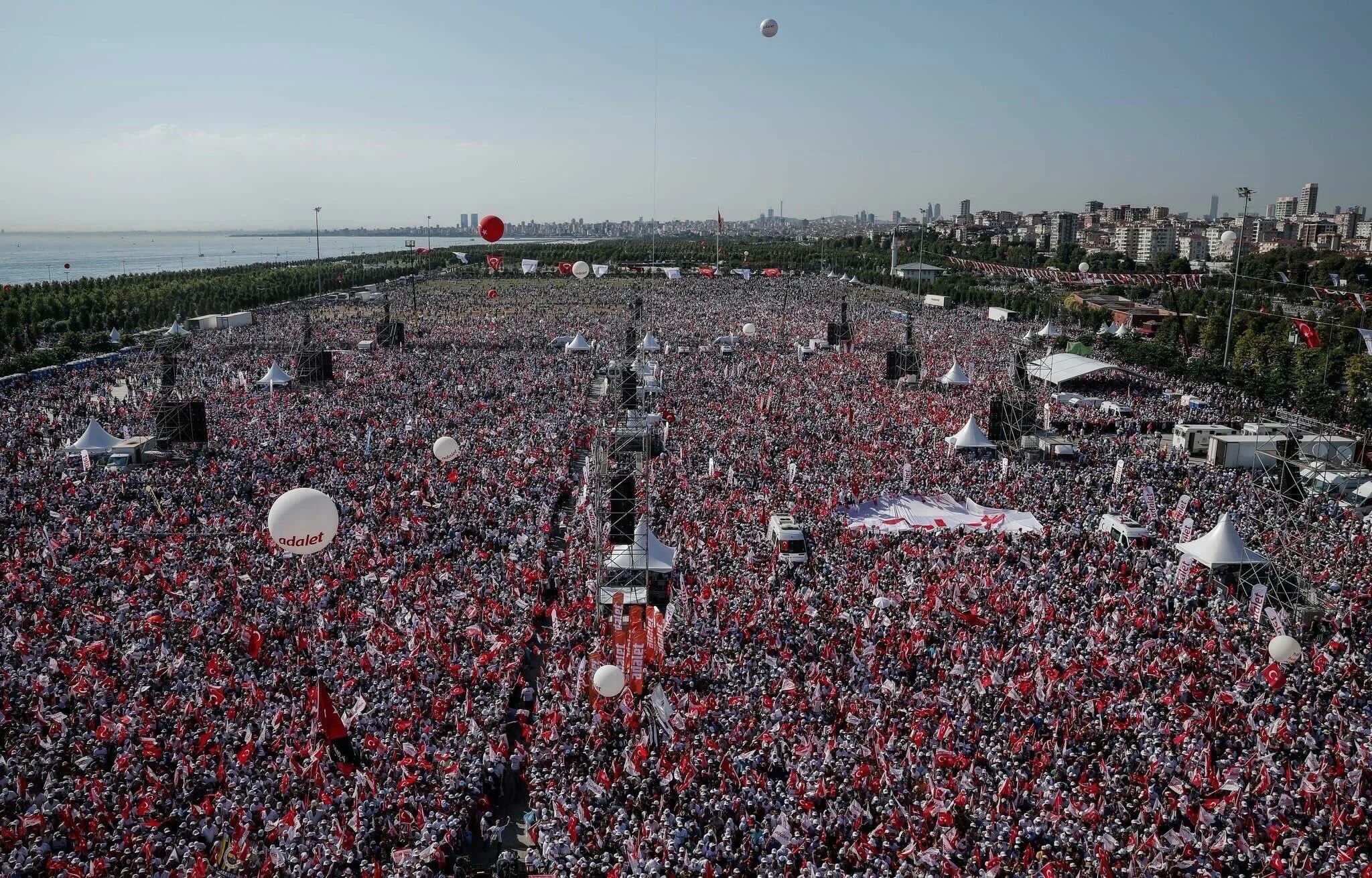 60 тыс человек. 10 Тысяч человек. Митинг в Турции. Митинг в Стамбуле. Тысяча человек.