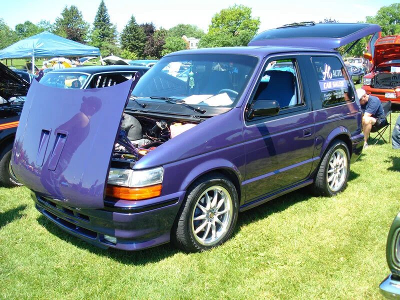 Dodge Caravan 1991. Dodge Grand Caravan 1995. Крайслер Вояджер 2 поколения. Додж Караван и Крайслер Вояджер.