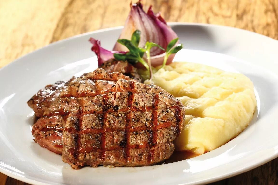 Бифштекс бавария. Стейк с пюре. Бифштекс бавария моменталь. Бифштекс с картофельным пюре. Бифштекс с картофельным пюре.