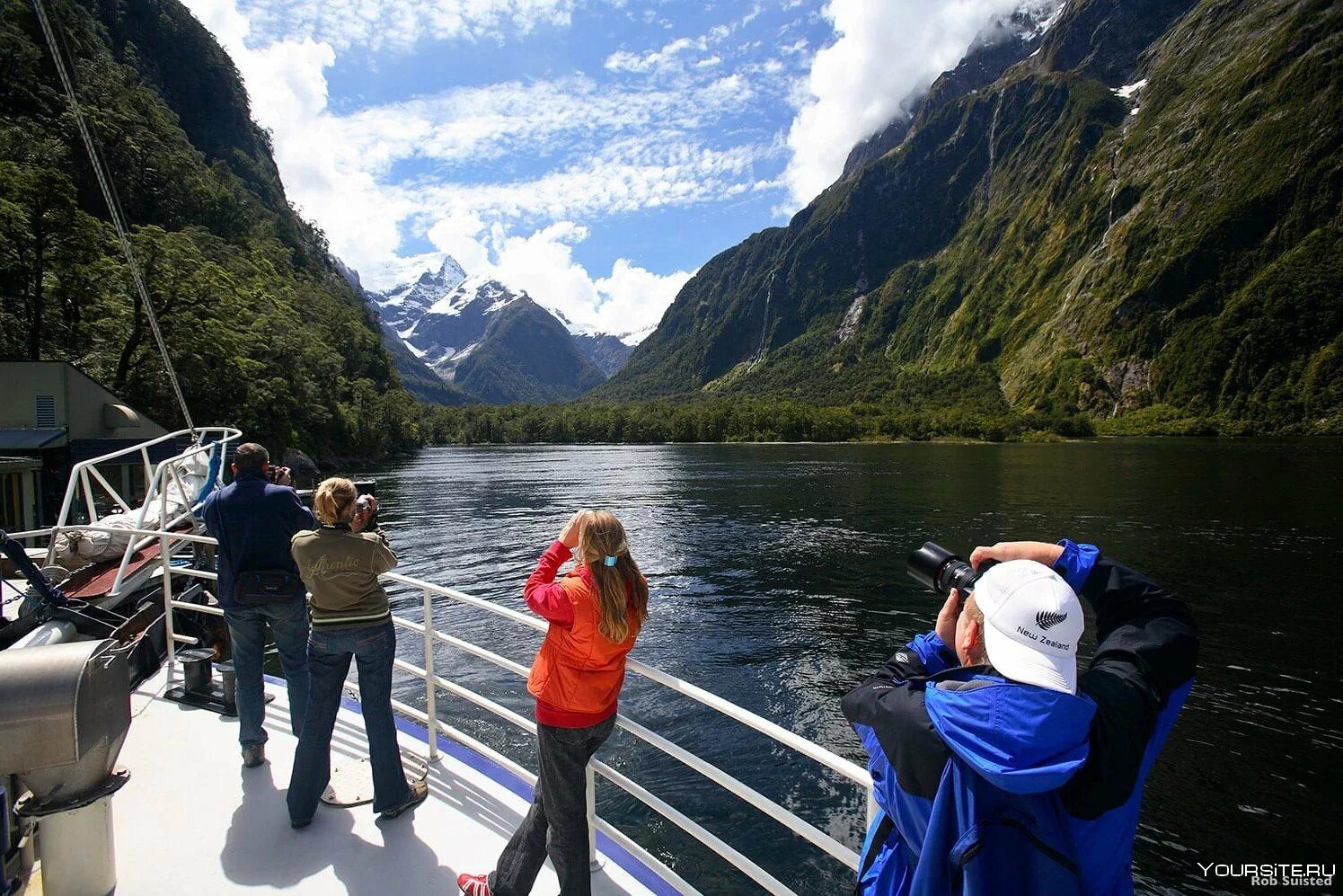 Милфорд-саунд. Милфорд-саунд новая Зеландия население. Туристы в новой Зеландии. Новая Зеландия туристический путь Милфорд.