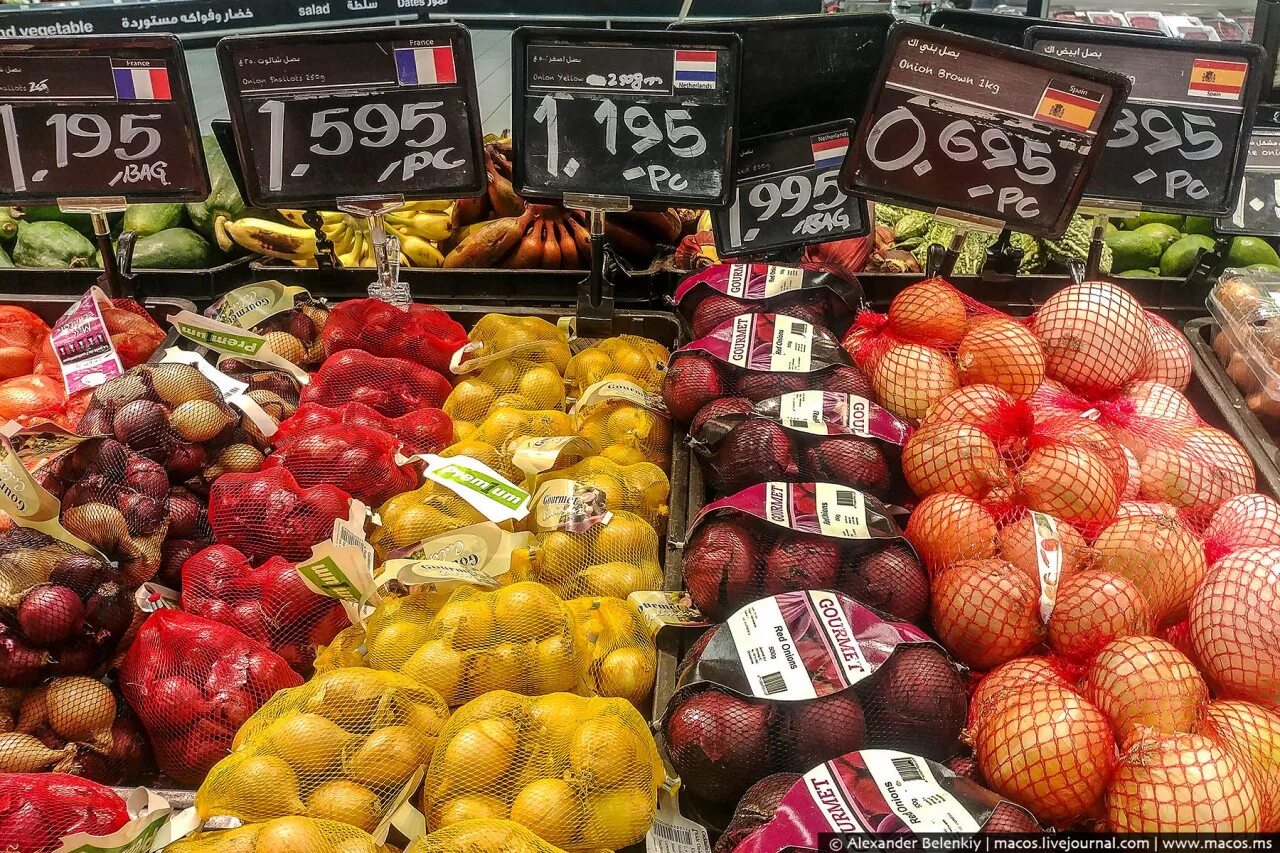 продукты питания в магазине. дорогие товары дешево. дорогие товары дешево. дешевая еда в магазине. товары в магазине.