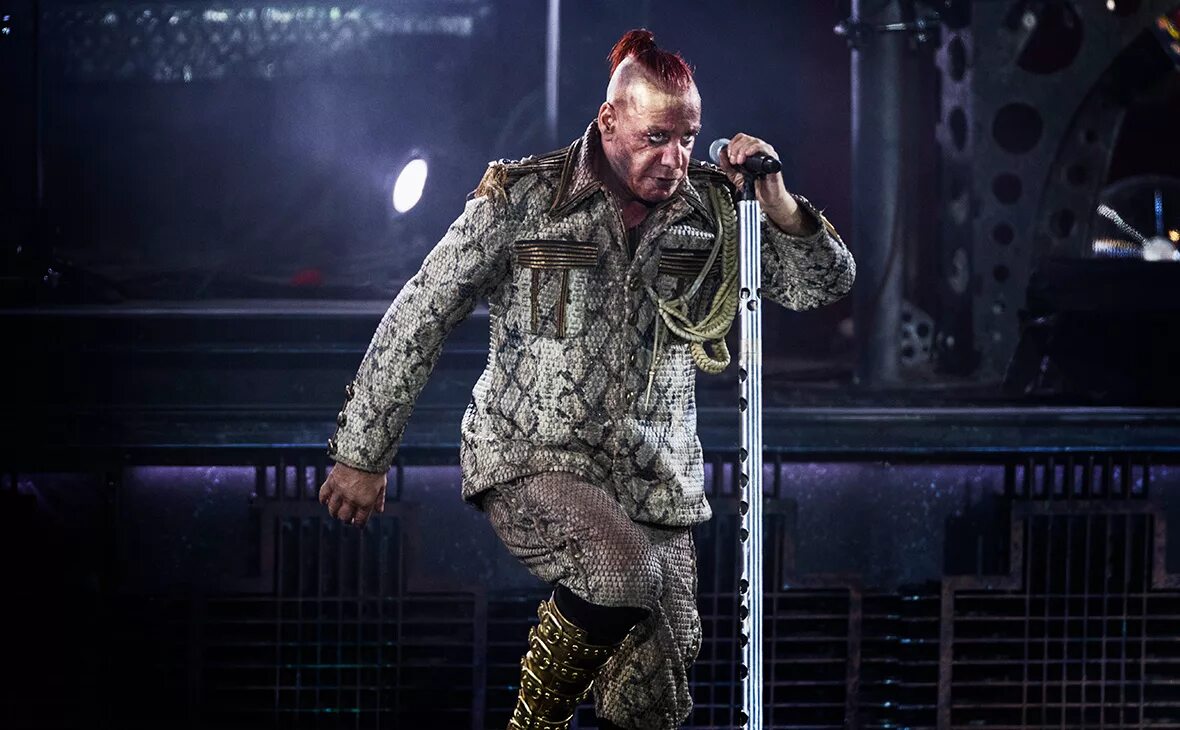 Рамштайн клип с русскими. Rammstein Тилль Линдеманн. Группа Rammstein Тилль Линдеманн. Тилль Линдеманн 2020. Лидер группы рамштайн Тилль Линдеманн.