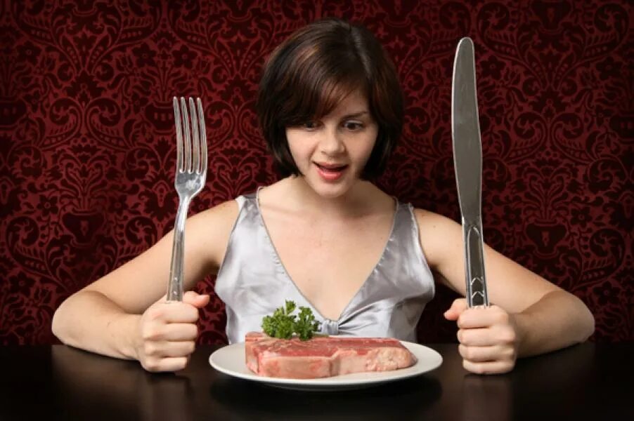 Есть мясо на ночь. Девушка с аппетитом. Женщина ест. Голодная женщина. Девушка ест.