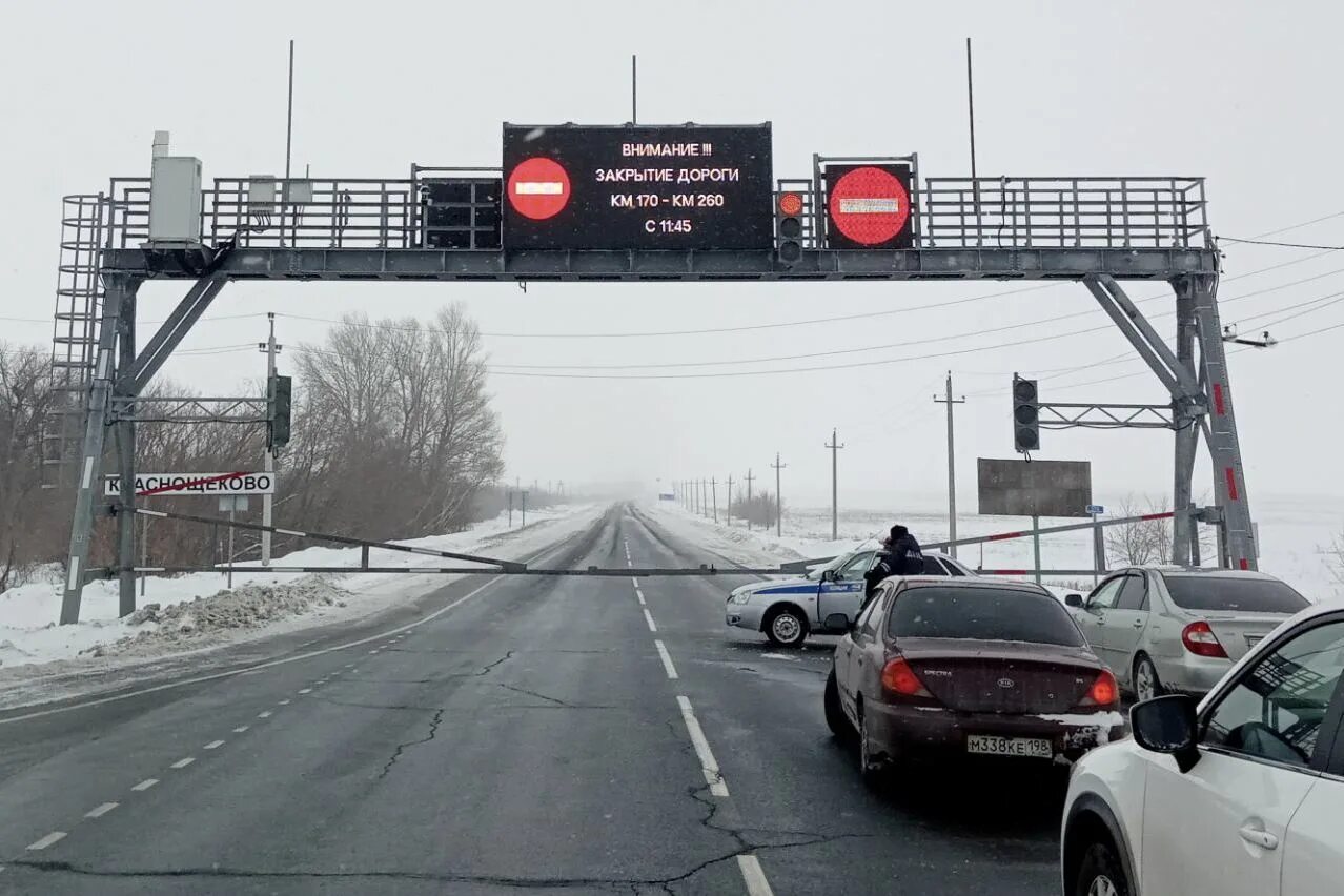 Трасса оренбург бузулук. Перекрыта трасса м5. Затор 2016 на трассе оренбург. Перекрытие трассы самара оренбург. Пурга на дороге.
