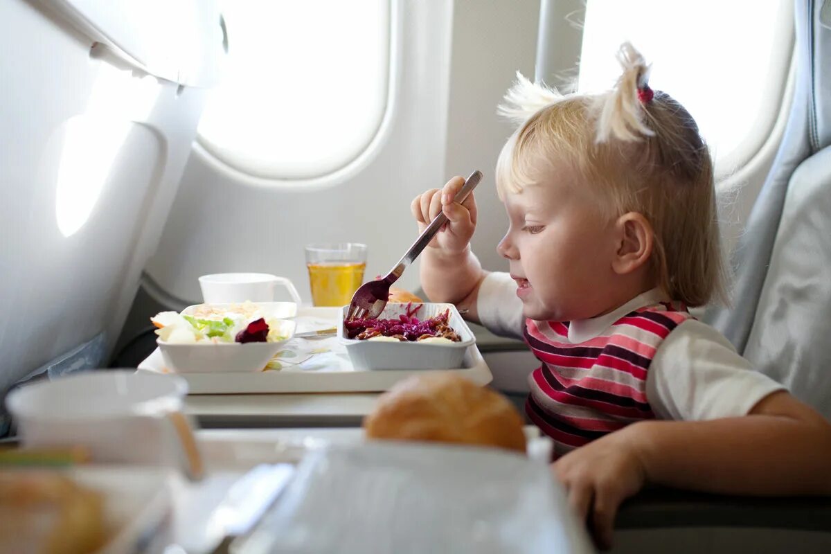 Самолете дают еду. Еда в самолете. Еда в самолете для детей. Самолет для детей. Путешествие на самолете для детей.