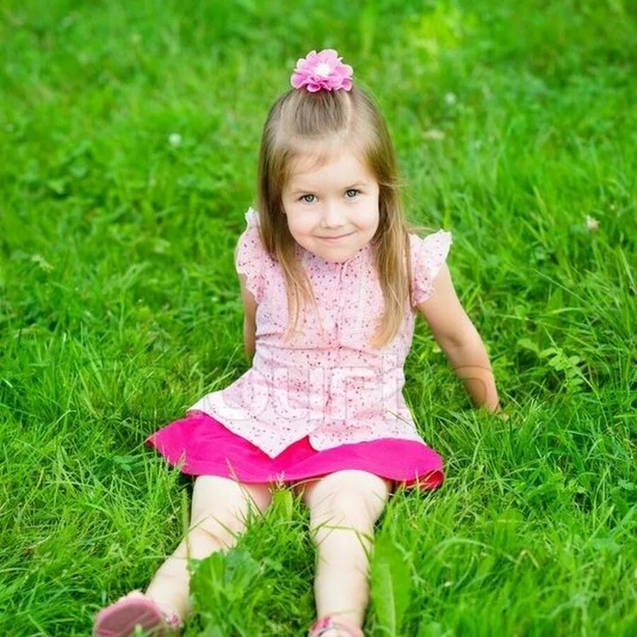 I like little girls. Девочка сидит на траве. Маленьких девчонки на траве. Девочка сидит на травке. Девочка в платье сидит на траве.