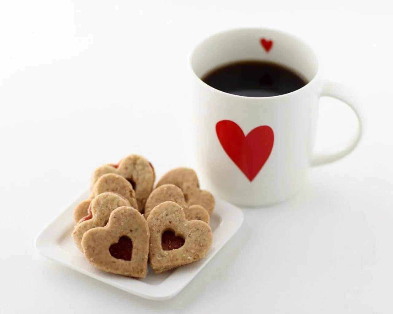 С добрым утром с сердечком мужчине. Кофе с сердечком. Чай с печеньками сердечками. Печенье к кофе. Чашка кофе с сердцем.