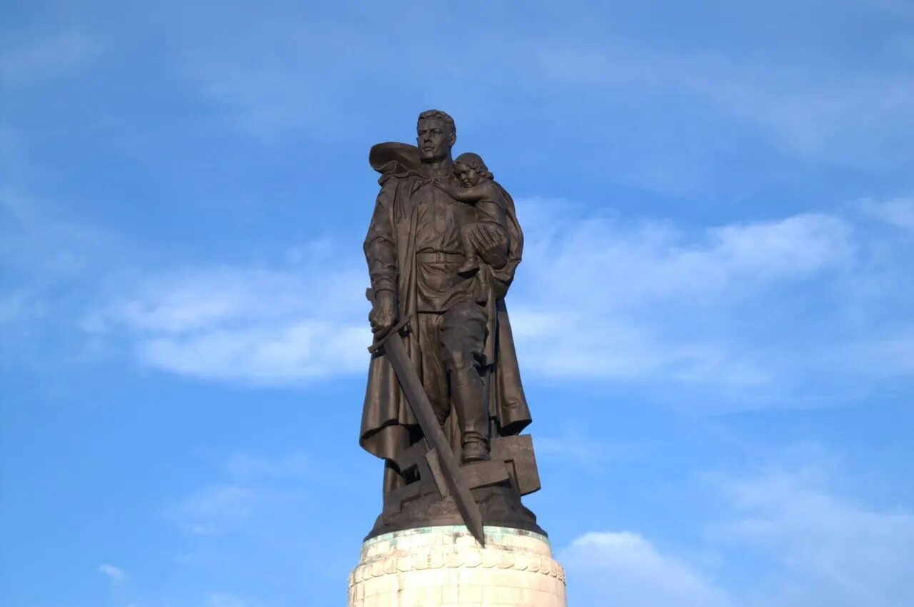 Монумент русскому солдату. Памятник солдату в Трептов парке в Берлине. Памятник воину-освободителю в Берлине в Трептов-парке. Воин освободитель в Трептов парке. Мемориал воину освободителю в Берлине.