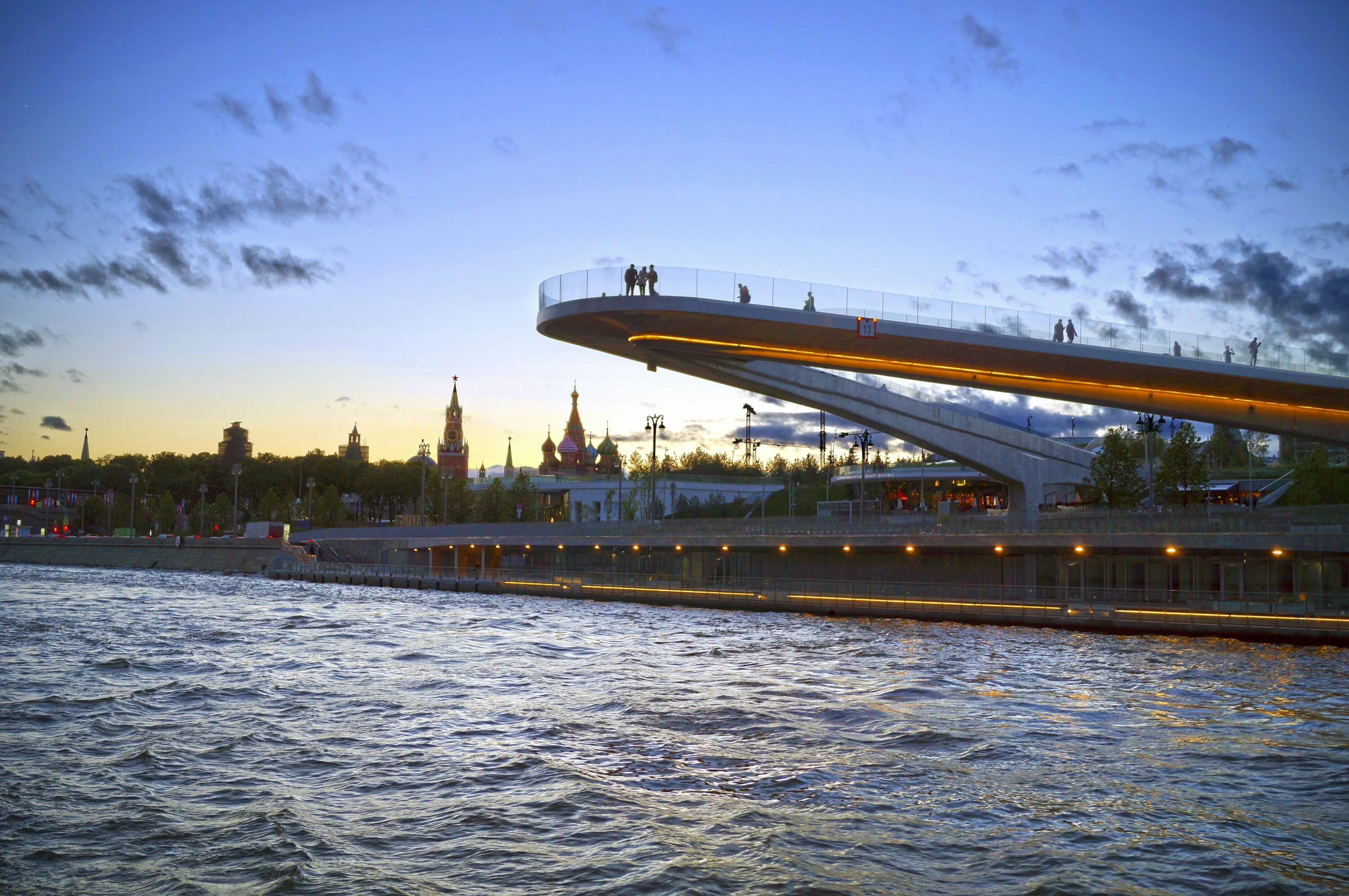 Парящий мост, голландские пруды и летняя сцена: парки Москвы