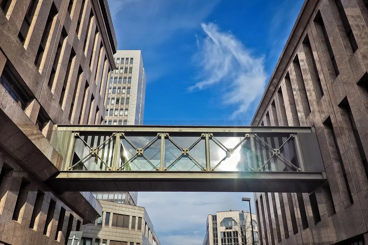 Переход между зданиями. Небоскреб raffles city chongqing китай. Соединенные здания. Башни соединенные мостом. Высотное городское здание сингапур.