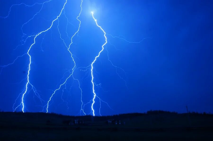 разряд молнии. гроза молния. молния абстракция. голубая гроза. электрическая молния.