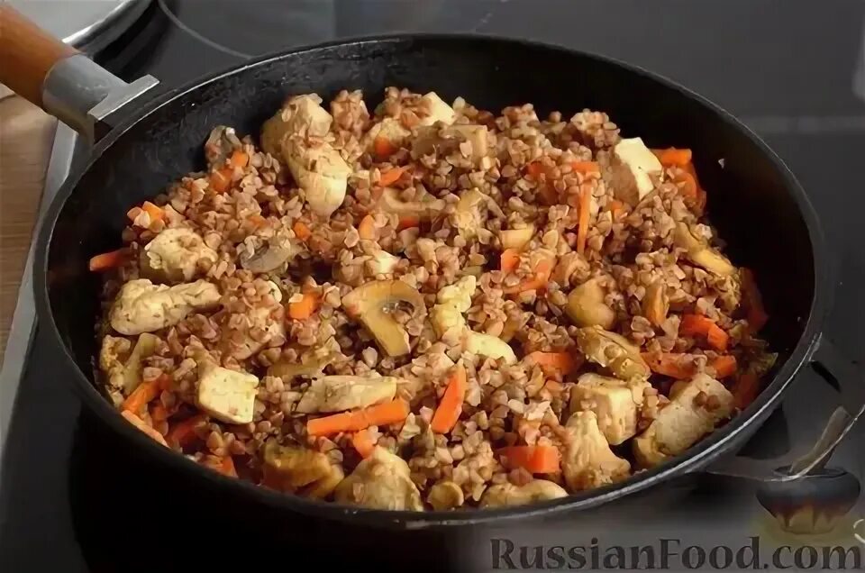 Гречка с грибами в сливочном соусе. Куриное филе с гречкой. Грибы со сливками на сковороде. Гречка с курицей в сливочном соусе. Гречка со сливками на сковороде.