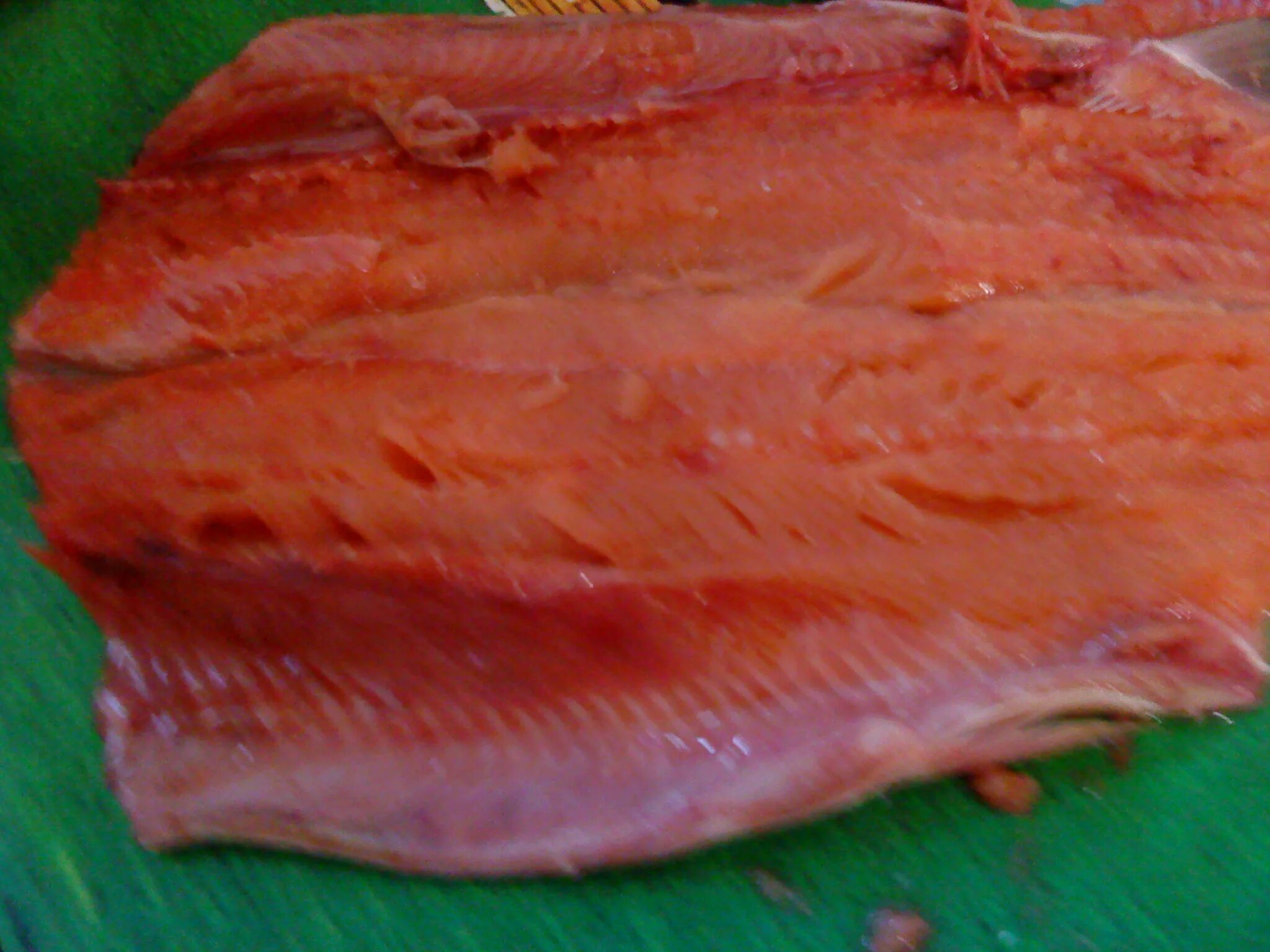 Горбуша в рукаве для запекания. Горбуша филе дорадо судака. Как снять кожу с горбуши замороженной. Шкура горбуши. Филе рыбы с кожей.