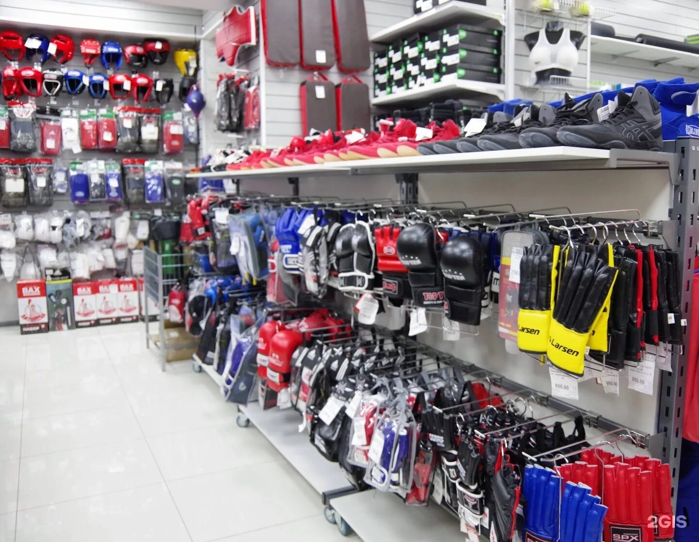 витрина спортивного магазина. магазин спортинвентаря. ближайший спортивный магазин. спортивные товары. спортивный инвентарь.