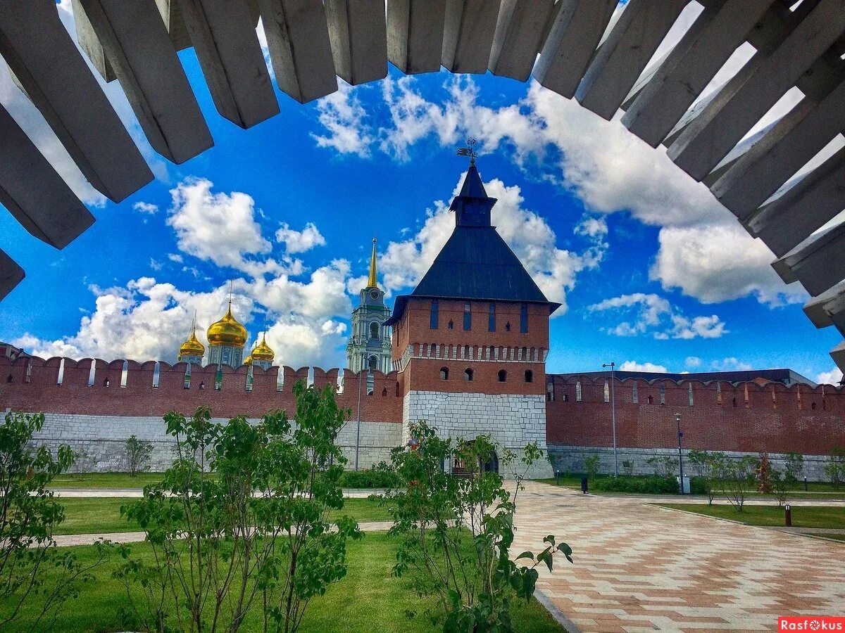 Алы тула. Тула набережная у Кремля. Тульский Кремль Тула. Казанская набережная Тула. Тула Тульский Кремль и Казанская набережная.