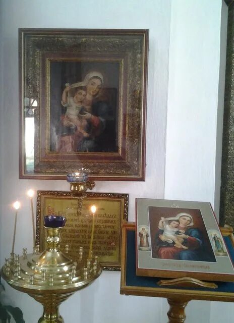 Люди в храме перед иконой николая чудотворца. Как освятить икону сделанную своими. Набор освящен на мощах николая чудотворца. Освящение иконы в церкви. Иоанна кронштадтского 15.