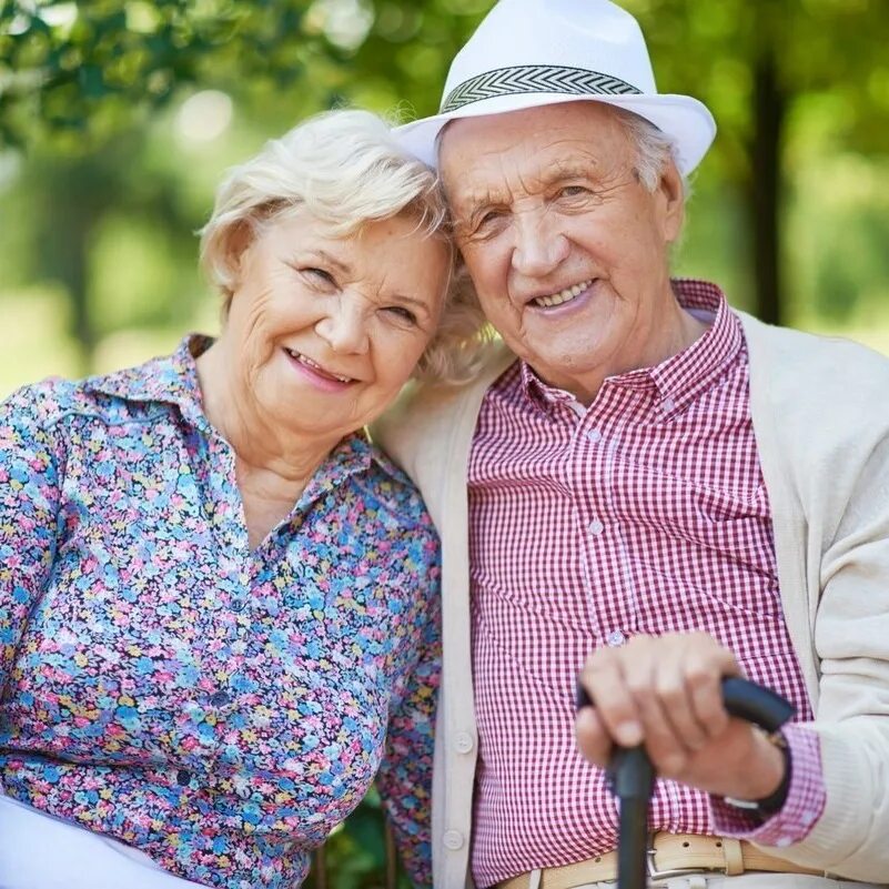 Уход за родственником пенсионером. Пенсионеры. Бабушка и дедушка. Счастливые бабушка и дедушка. Счастливые пожилые люди.