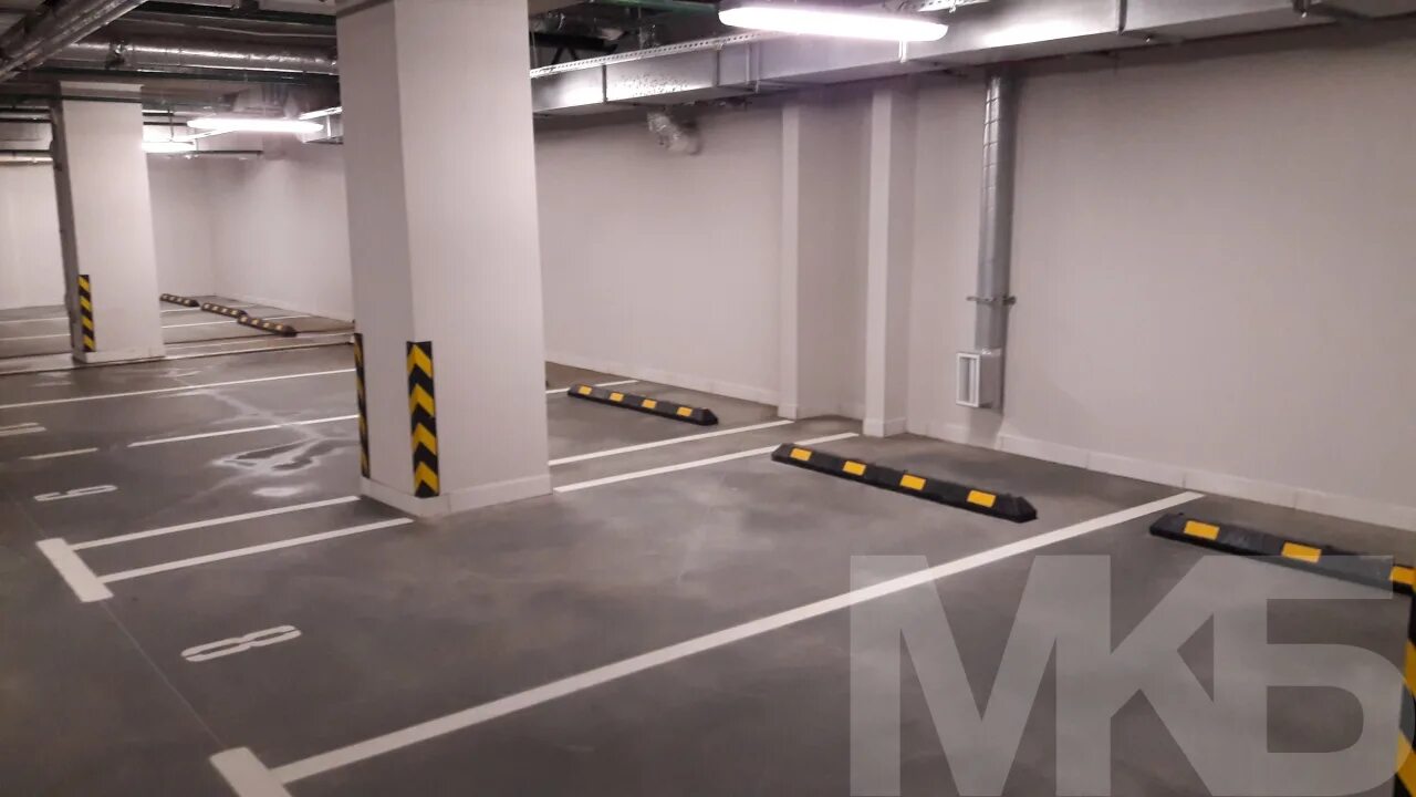 Parking store. Колесоотбойник резиновый подземная парковка 1750. Колесоотбойник парковка рампа. Сигнальная разметка колесоотбойников. Резиновый колесоотбойник для парковки.