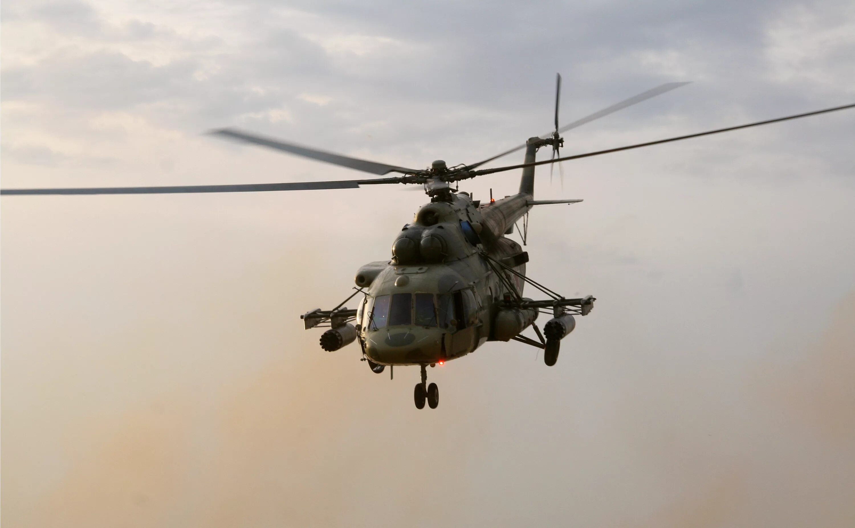 Вертолет перебрасывал отряд. Ми-8 вертолёт. Боевой вертолёт ми-8. Ми-8 вертолёт фото. Ми17 вертолет военный.