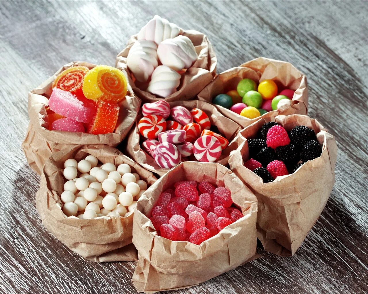 Кофе и шоколад. Капкейки. Шоколадные сладости на деревянной доске. Детский торт со сладостями. Кофе и сладости.