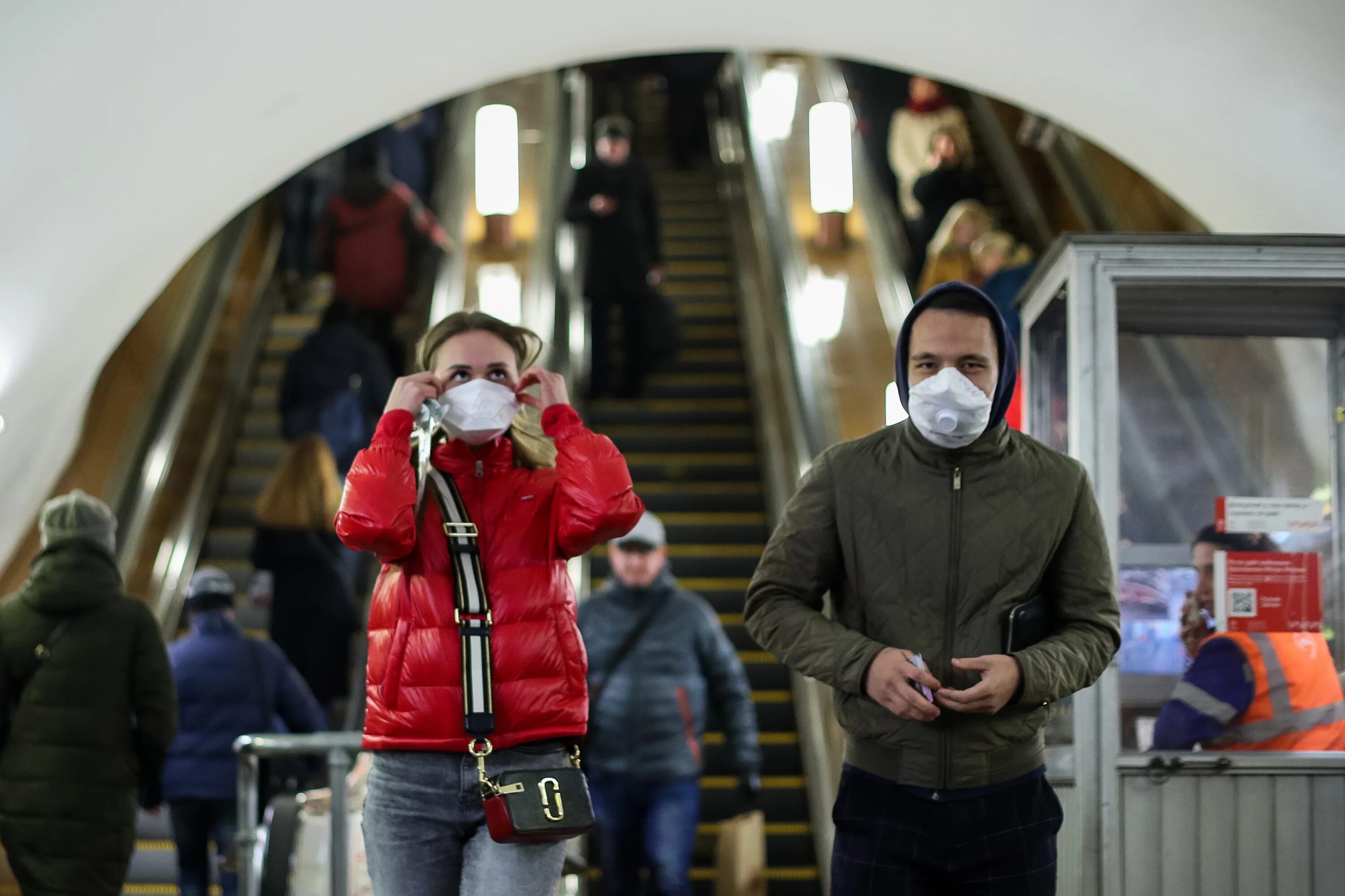 Москва будет маска. Люди в масках Москва. Люди в масках в Московском метро. Люди в масках Россия.