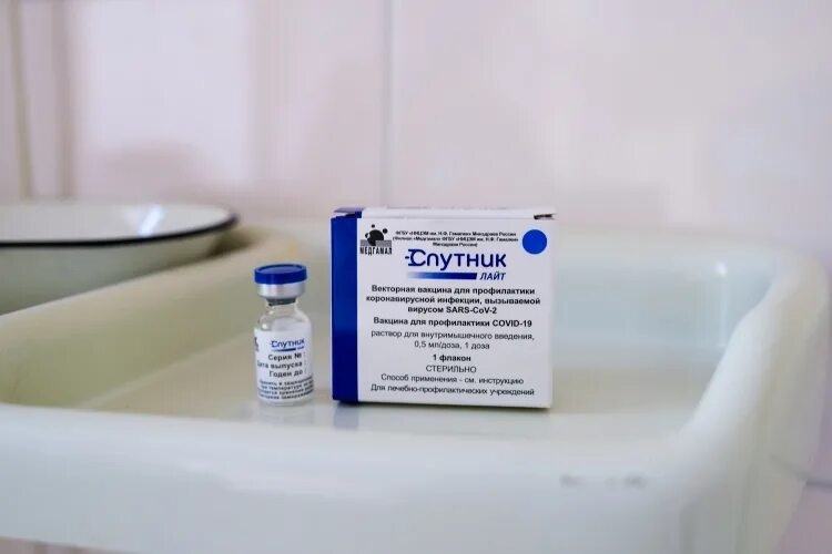Вакцинация пожилых людей на дому. Вакцинация пожилых. Вакцинация на дом москва. Недоверие к вакцине. Вакцинация пожилых.