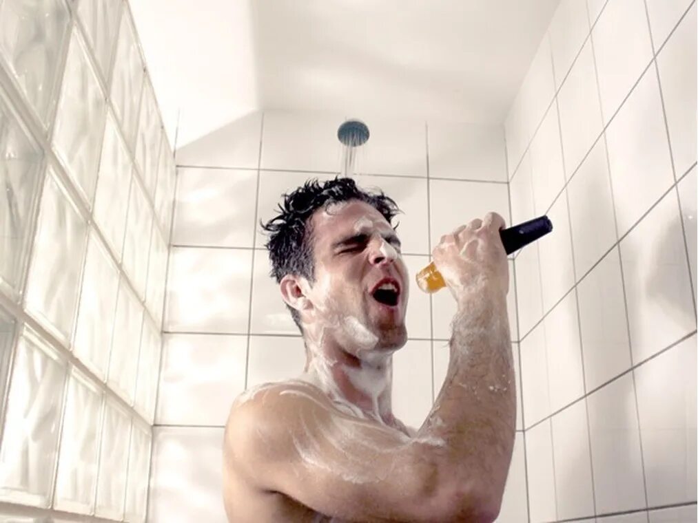 В душе вк видео. Мужчина в ванной. Петь в душе. Человек в ванной. Мужчина моется в душе.