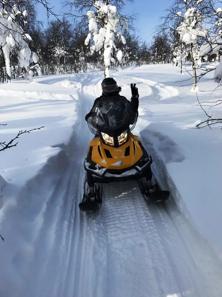 снегоход зимой. снегоход на водохранилище. замерзли на снегоходах. замерзли на снегоходах. снегоход провалился под лед.