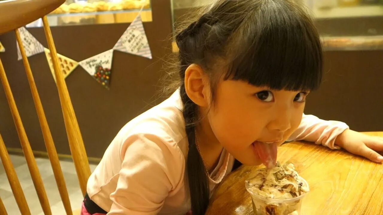 Muryo. Японские дети js. Asian kids hotel маленькая. Маленькая девочка обсасывает леденец. Милые корейские дети.