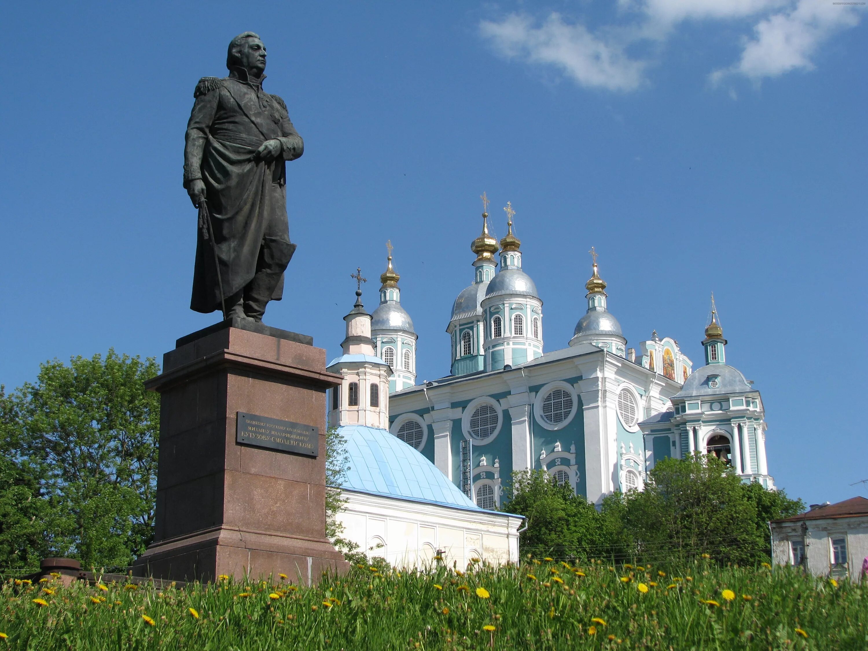 Памятник Кутузову в Смоленске. Памятник Михаилу Кутузову (Смоленск). Памятник Кутузуву смол. Кутузов Смоленский памятник. Памятники культуры смоленской земли