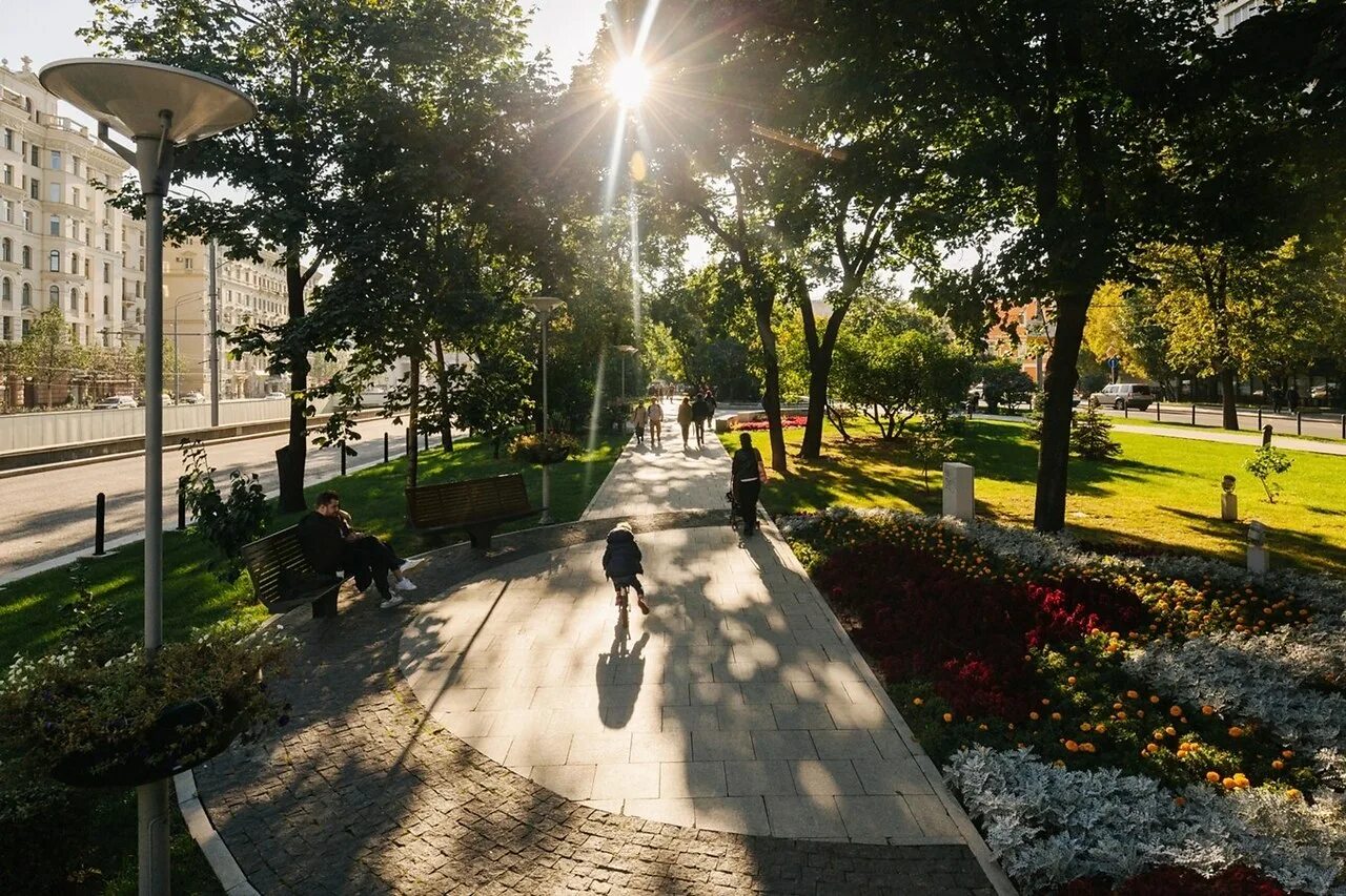 Городские парки москвы. Сретенский бульвар пешеходная зона. Озеленение скверов Москвы. Park Bulvar (парк бульвар). Современные парки.