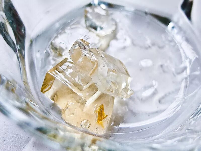 кристаллический сахар. нават узбекский сахар. сахарный кристалл нават. леденцы на палочке в домашних. белый сахар конфеты.