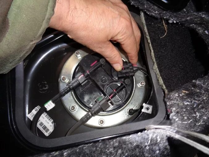 Нива шевроле нива шевроле помпа. Кронштейн на помпе нива шевроле. Бензонасос нива шевроле 2008г. Бензонасос нива шевроле. Шевроле нива как поменять насос.