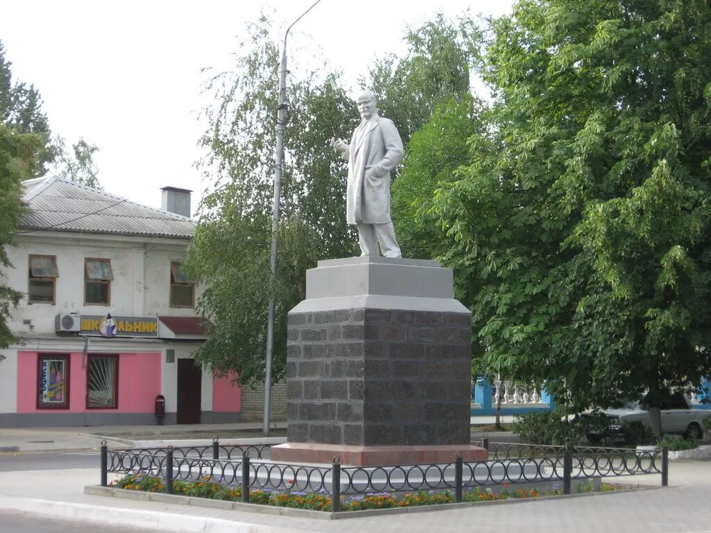 Заводской каменск шахтинский. Памятники Ленину (Каменск-Шахтинский). Ленин статуя Каменск Шахтинский. Мкр заводской Каменск-Шахтинский памятник Ленину. Камень Шахтинск Ленин памятник.