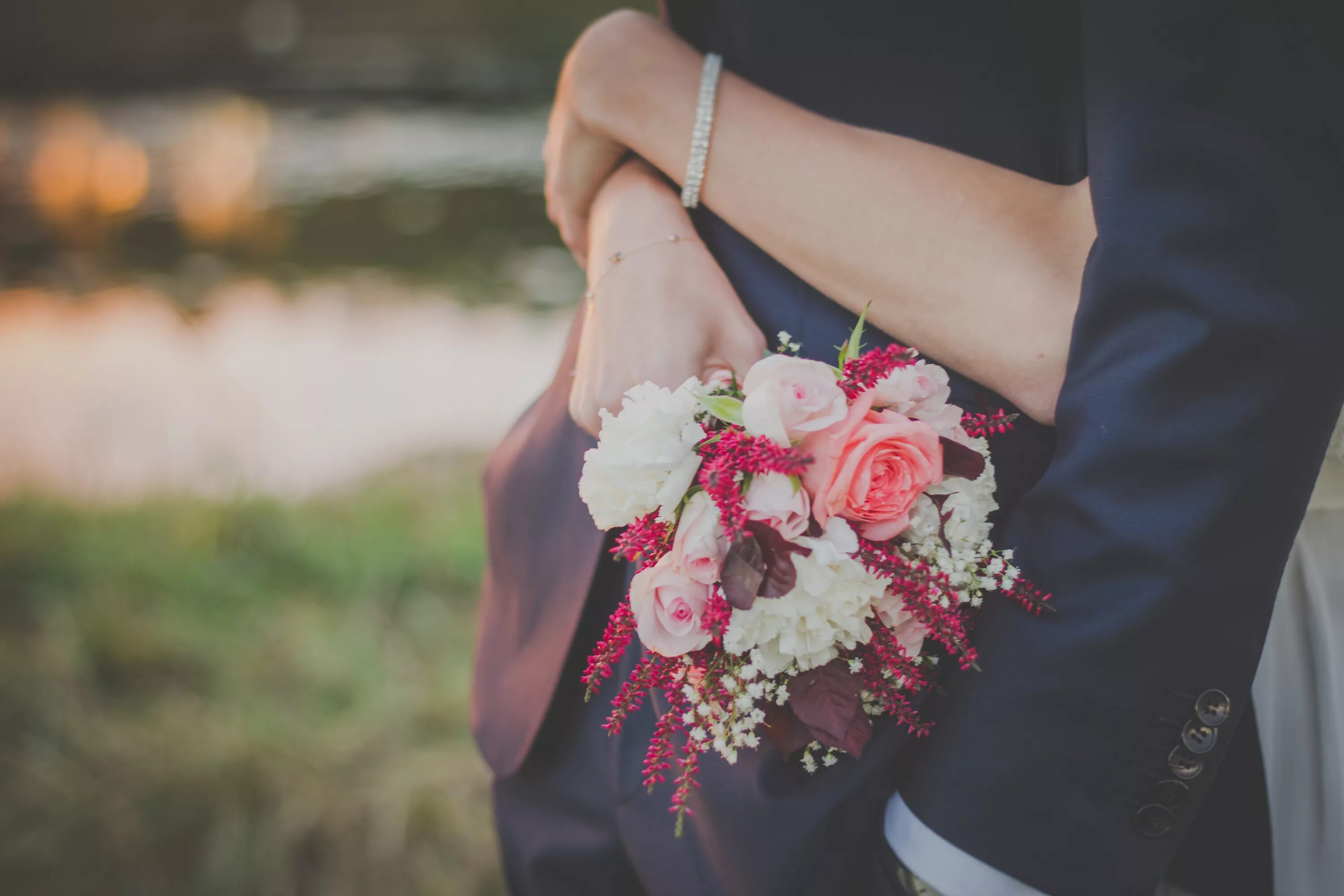 Каждая женщина это цветок. Букет в руках. Букет в руках у девушки. Букет невесты. Фотосессия с букетом цветов.