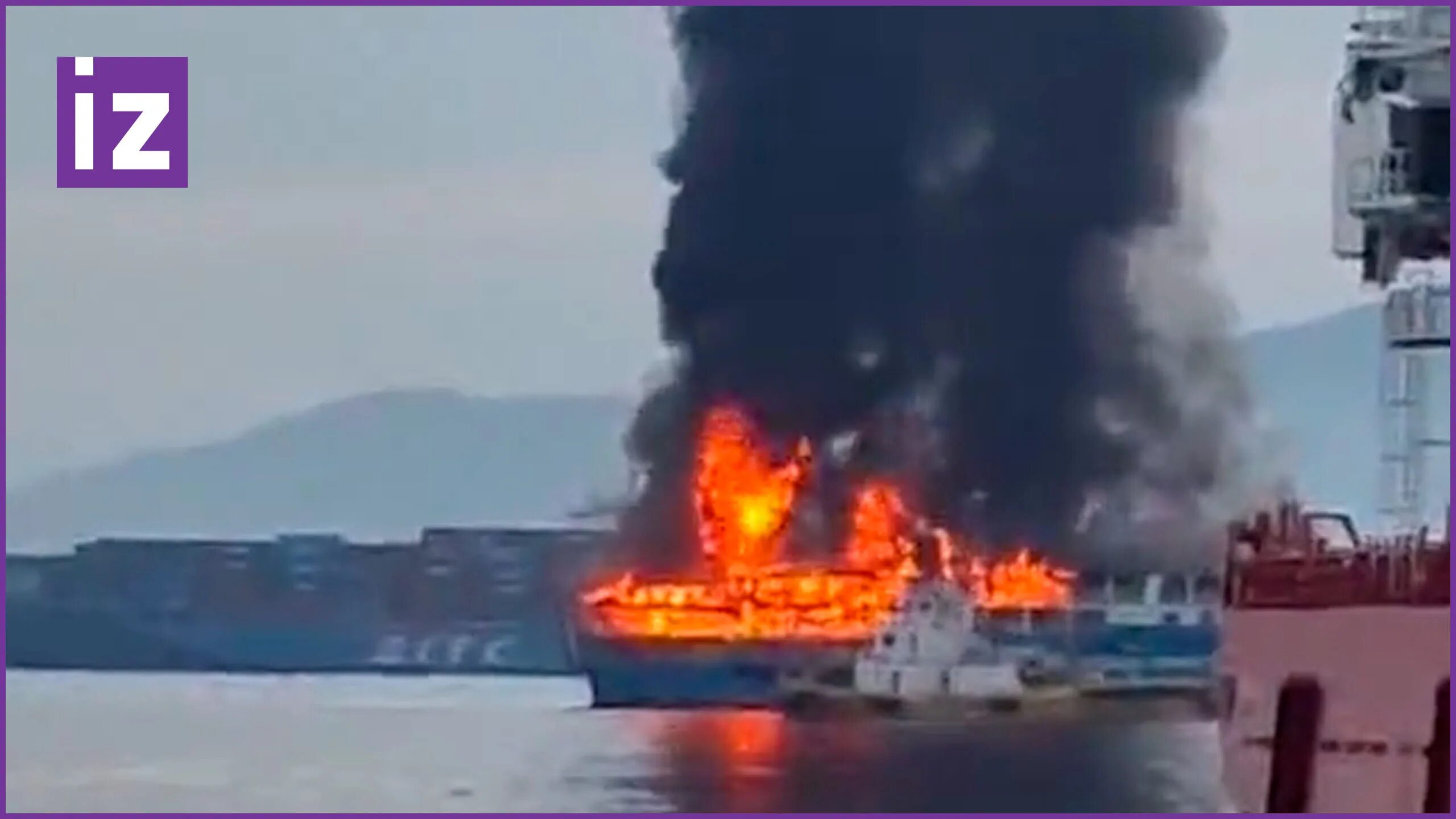 Паром сгорел на филиппинах. Крушение теплохода «булгария». Крушение парома севоль. Пожарные спасает человека на борту в море. Крушение теплохода «булгария».