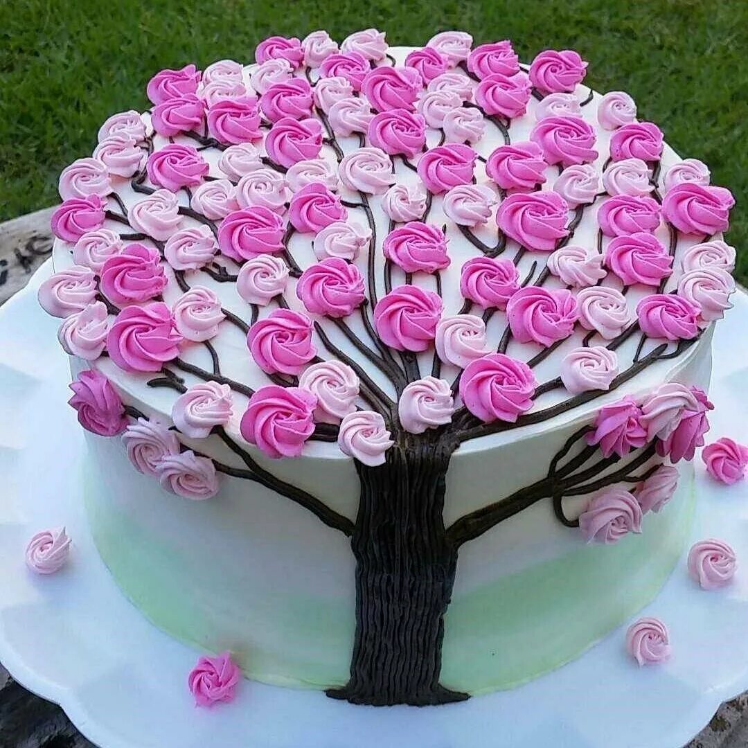 Как украсить торт девушке. Красивые торты на день рождения. Красивые кремовые торты. Красивые тортики на день рождения женщине. Декор торта на день рождения.