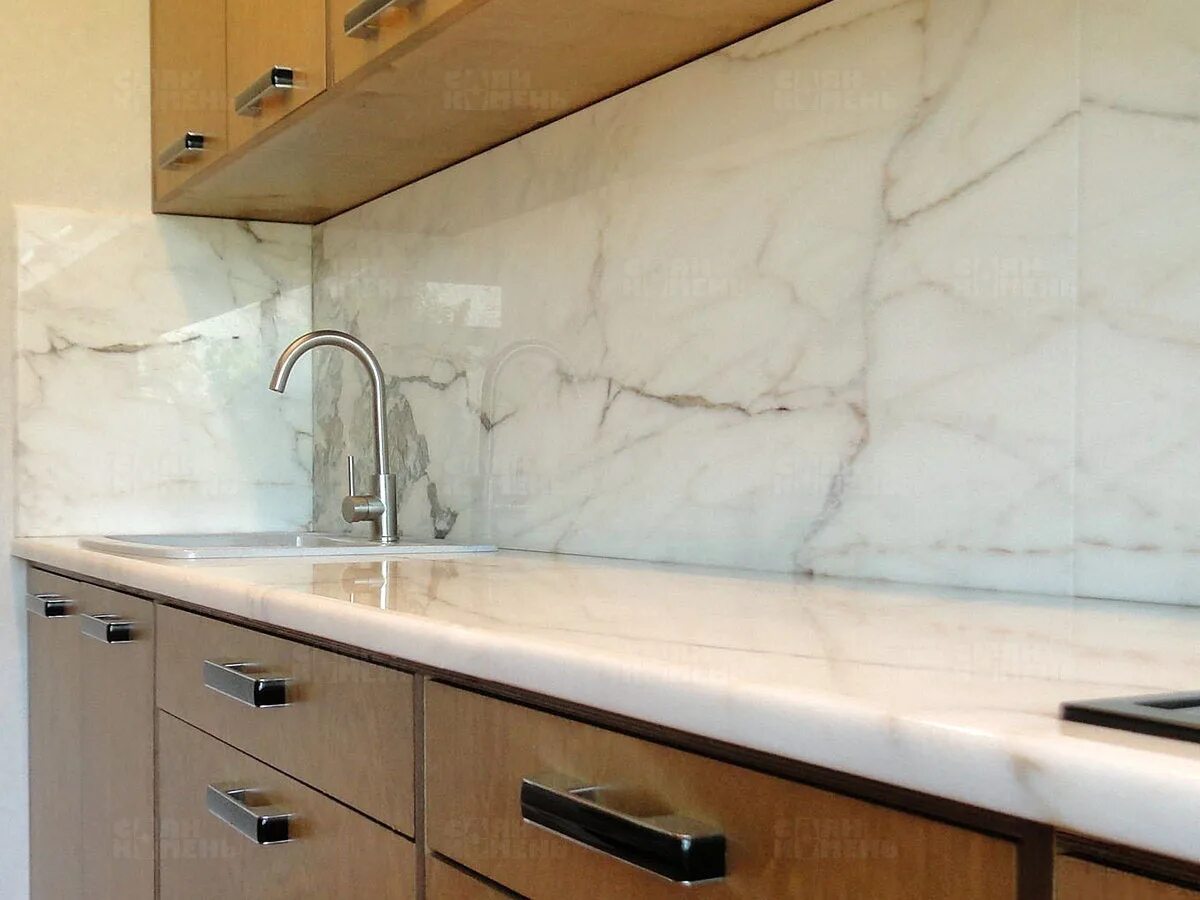 столешница для кухни мрамор2337е. столешница для кухни мрамор. столешница и фартук под мрамор. мрамор бьянко столешница. гранит белый столешница скиф.