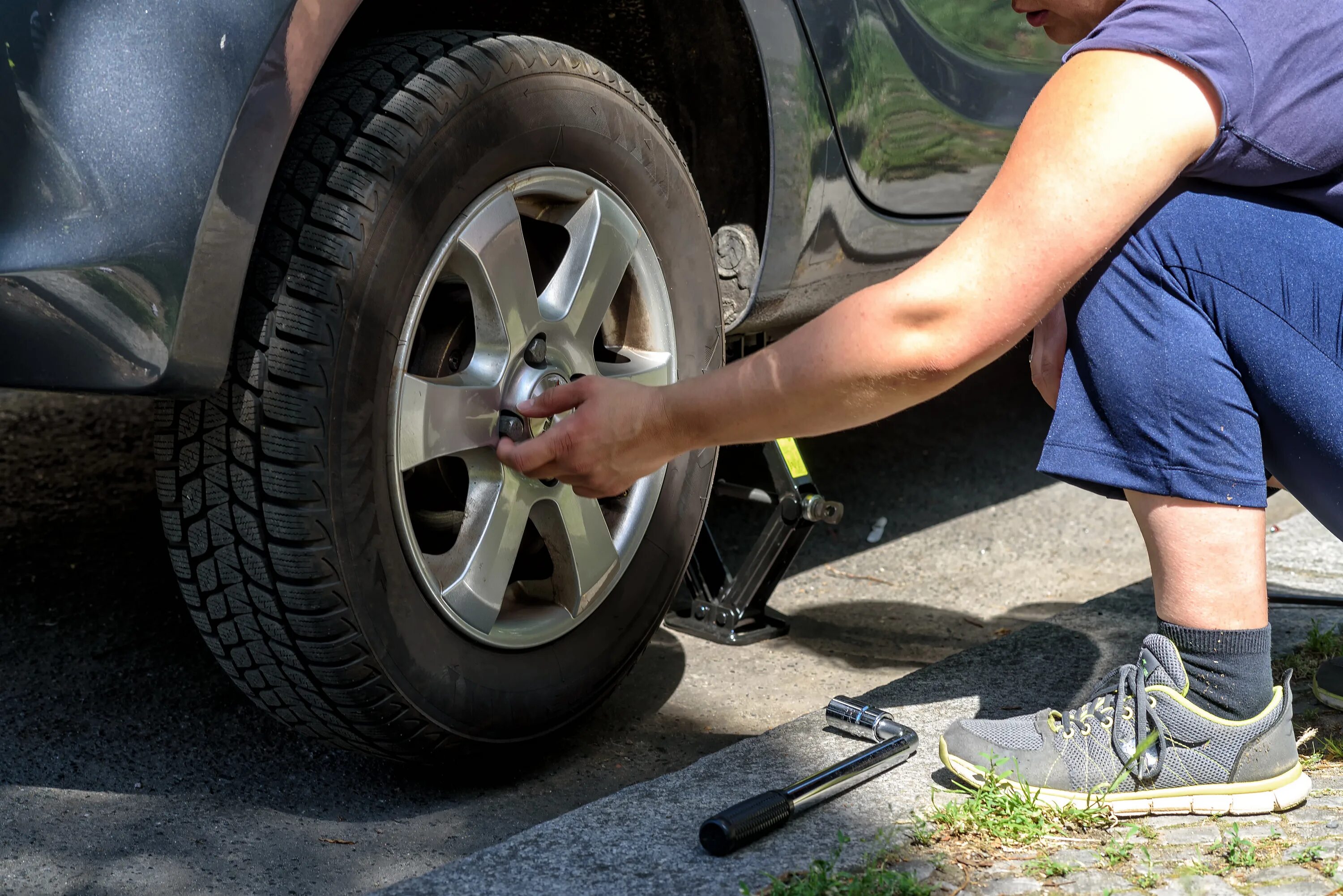 Смена колес на летние. Сут на шины. Шины буксиром. Tire change. Шины на траве.